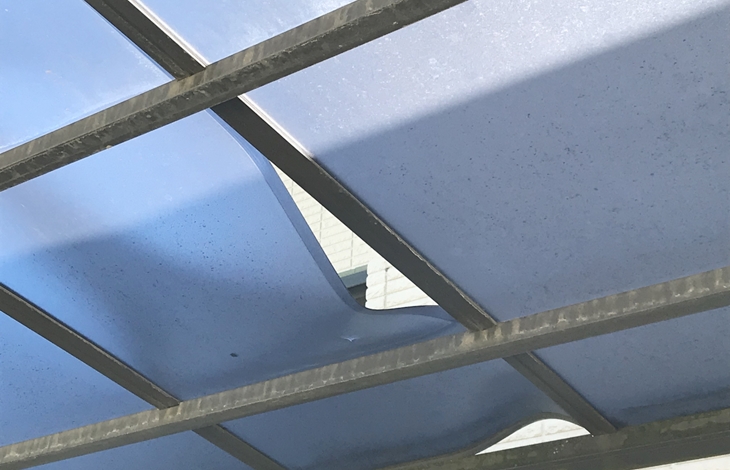 大雪で屋根が歪んだり倒壊したりするリスク