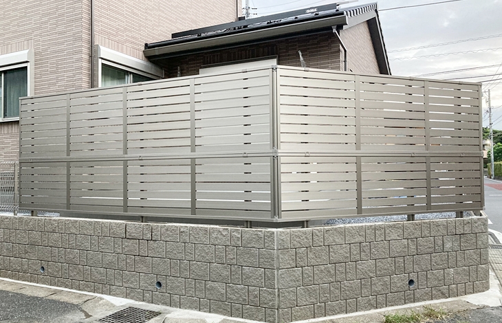 部材の隙間から光や風を通すことができるため、敷地内が暗くなりにくく、明るく爽やかな住環境を作り出すことが可能