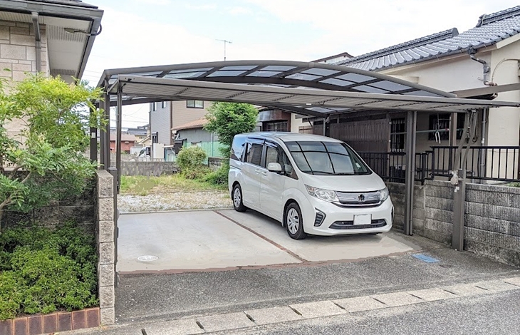 屋根付きのカーポートやアプローチ屋根を併せて設置することで、乗降時の雨濡れを防ぎ、愛車を日光や飛来物から保護する