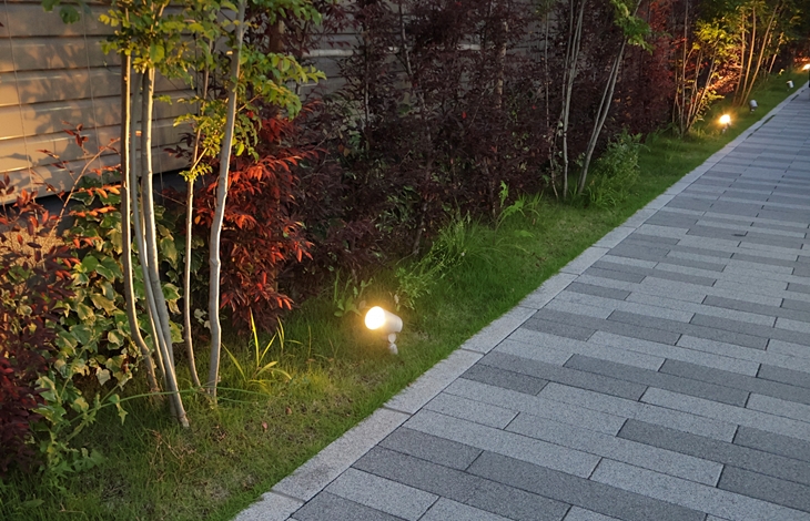 夜間の安全性を高めるために、足元を照らすフットライトや人感センサー付きの照明設備を計画的に配置