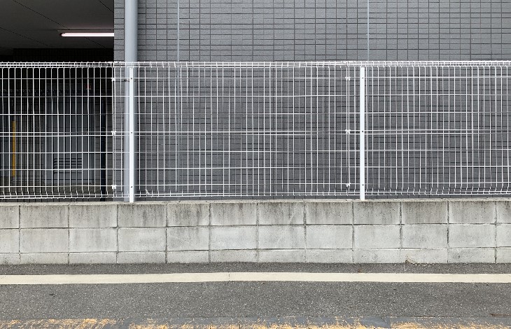 塀は頑丈で長持ちし、視線を完全に遮断でき、防犯面でも優れています