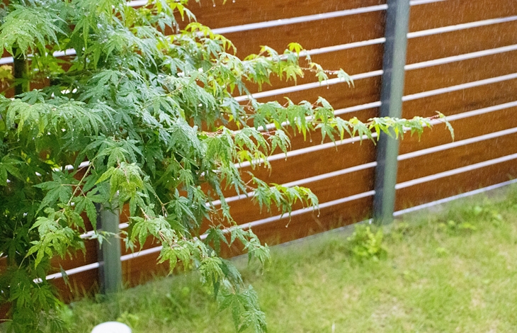 強風を伴う暴風雨の場合、飛来物が衝突することによってフェンスのパネルが折れ曲がったり、支柱の根元が揺さぶられてグラグラになったりする被害