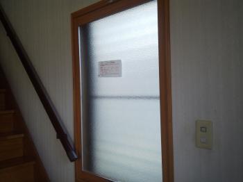 階段横のルーバー窓は、インプラスのFIX（はめ殺し）窓を取り付け